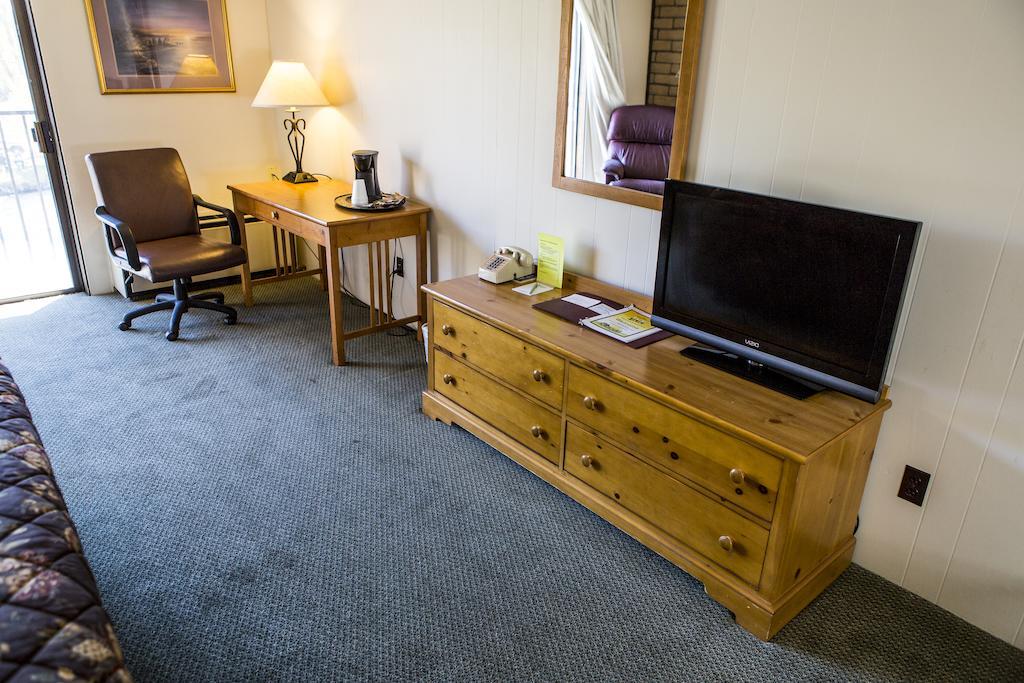 The Stagecoach Inn Salmon Room photo
